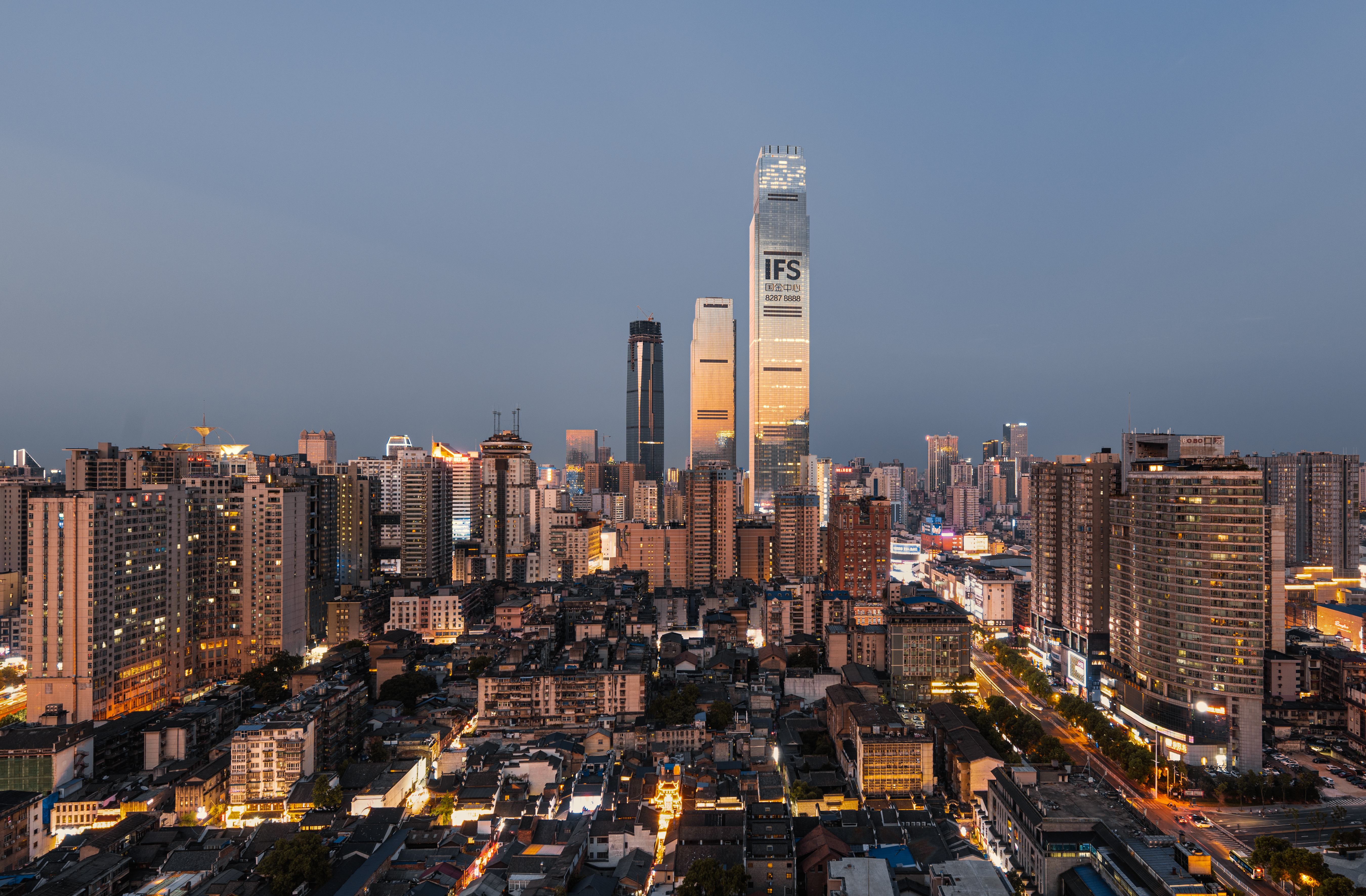 摄图网_501572135_黄昏的长沙中心城区（企业商用）.jpg